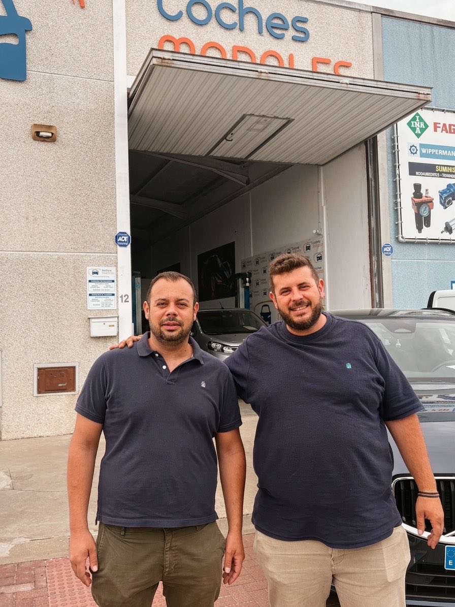 Los de Coches Morales, en la puerta de su nave